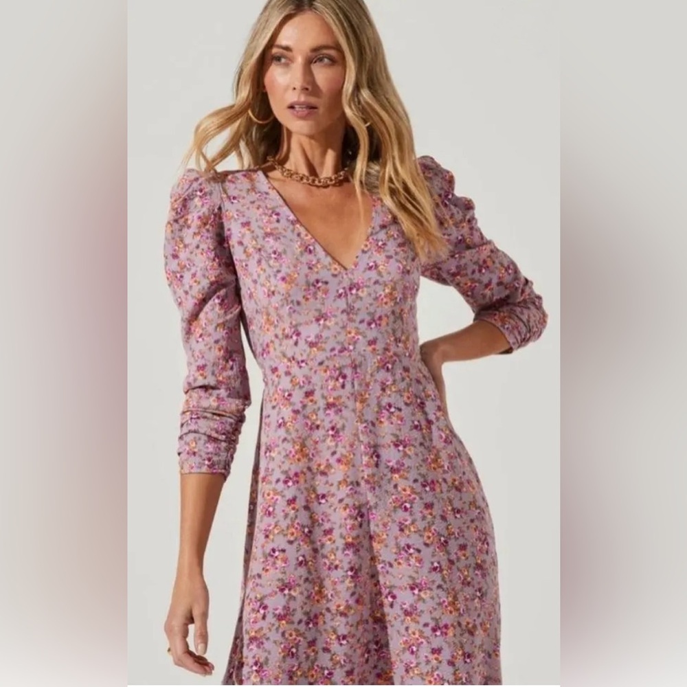 ASTR THE LABEL 
PUFF SLEEVE V NECK BACK CUTOUT MIDI DRESS
